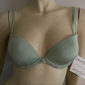 Calvin Klein smooth cup plunge bra with lace size 34A
